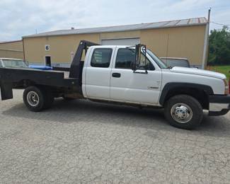 White Chevrolet Silverado 3500
