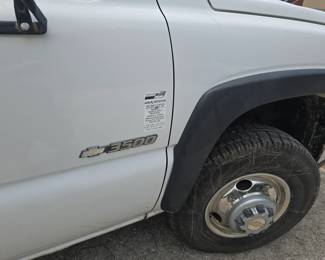 White Chevrolet Silverado 3500