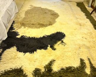 Mid-century shag rug. Estimation size of 9‘3“ by 6‘2“.