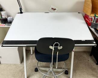 Drafting table ; height can be adjusted
