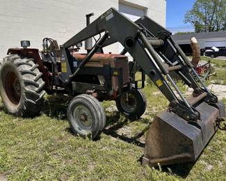 International 674 w/front bucket (pto needs work)
