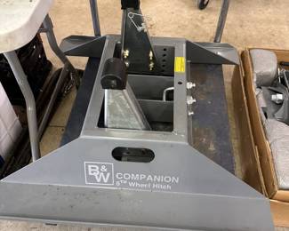 B&W Companion 5th wheel hitch (NIB)