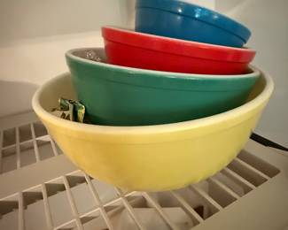 Pyrex nesting bowls/mixing bowls