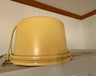 Tupperware cake container