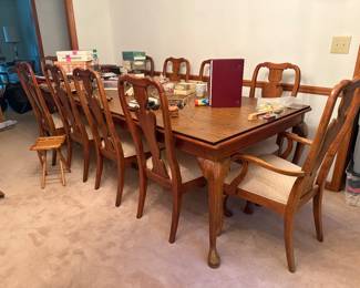 Vintage Thomasville Dining Room Table with Seating For 10
With 2 Leaves & Table Protector Pads
Pristine Condition
