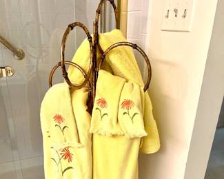 Vtg. Brushed Gold tone bamboo standing multi towel rack and set of yellow towels