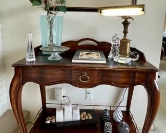 Beautiful Weiman table w/drawer