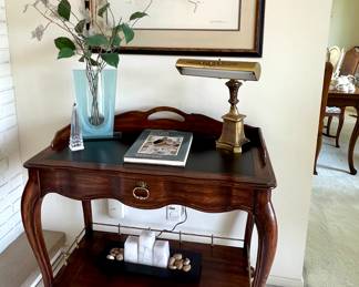 Beautiful Weiman table w/drawer