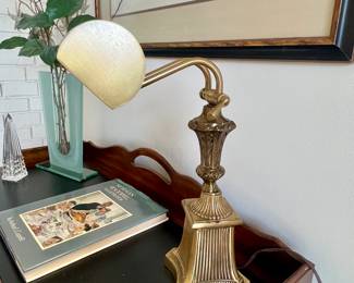 Beautiful bass table light