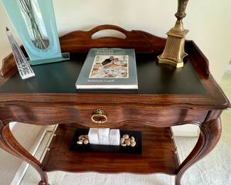Beautiful Weiman table w/drawer