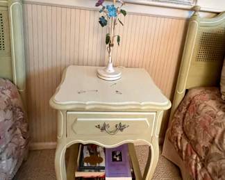 Vtg. Metal floral lamp