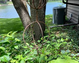 Wrought iron garden art w/3 rings