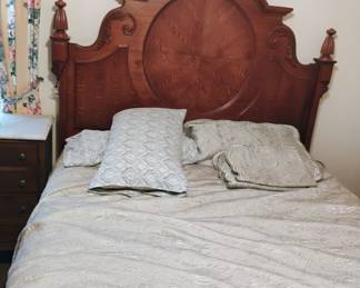 ANTIQUE BED QUUENSIZE