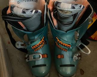 Lange size 8 women’s in new condition