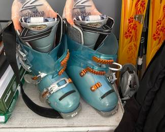 Lange size 8 women’s ski boots, like new
