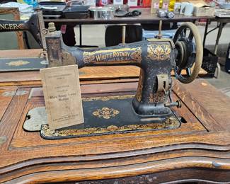 VINTAGE SEWING MACHINE