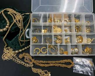 CT517Gold Tones mystery lot