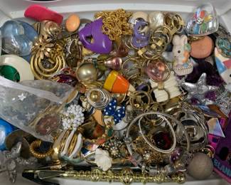 CT526Costume Jewelry Mystery Lot