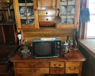 Vintage display/China cabinet