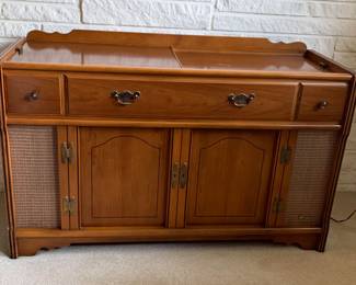 Magnavox Hi-Fi cabinet. Needs some work/new tubes.
