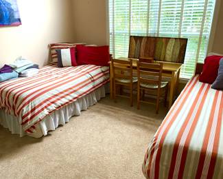 Twin beds
Desk / chairs