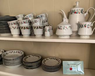 "Noel" Set of Christmas Dishes (86 pieces)