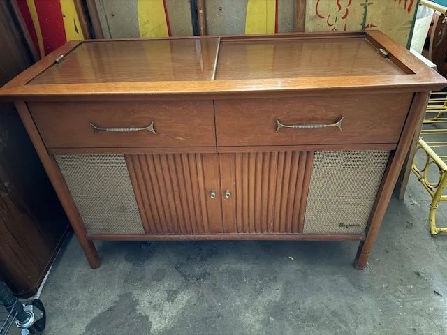 Magnavox stereo.