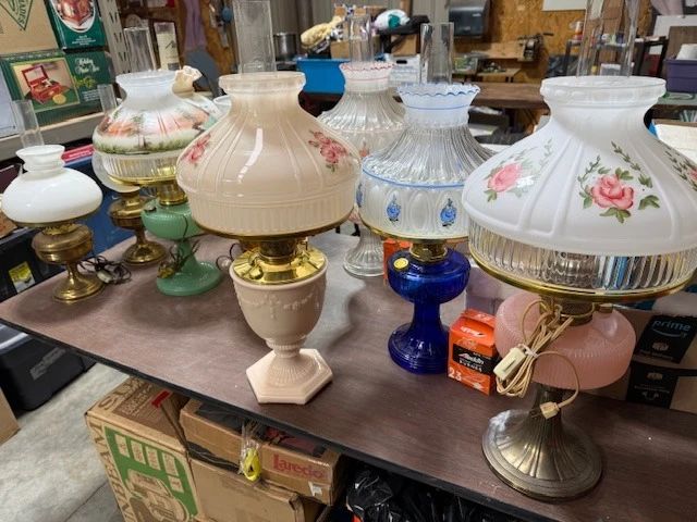 Aladdin oil lamps. Some Uranium / vaseline glass. Link: https://modestlambestatesales.hibid.com/