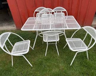 Cute MCM metal folding patio set. Round back chairs.