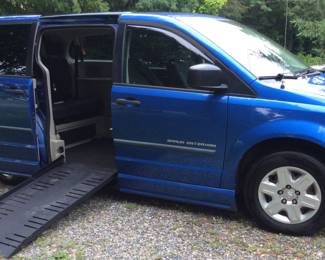 2008 Dodge GRAND CARAVAN BRAUN ENTERVAN SE, HANDICAP VAN WITH WHEELCHAIR LIFT, VAN IS IN GOOD RUNNING CONDITION WITH NEW BATTERY, 3.3L V SHAPE, 174,467 MILES, LOCKING WHEELCHAIR SAFETY Z LOCK