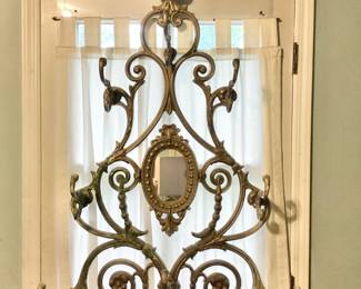 Has Small Mirror