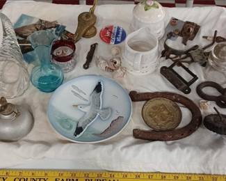 Huge lot of various collectibles, Cambridge elegant glass cornucopia excellent condition, ornate brass aladdin genie lamp with figural bird handle, Goebel Germany plate with seagull excellent condition marked W Goebel Porzellanfabrik Wildlife Larus Argentatus Rodental Wet Germany, old horseshoe, Texas Governor Ann Richards signed / autographed campaign pinback button, antique mini metal oil lamp, old toy parts, heavy old brass bowl with rampant lions, music lyre, cream and sugar set, old cowboy spur,red ruby flash 1899 Worlds Fair jar, old postcards, more