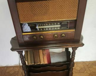 Old radion a book table