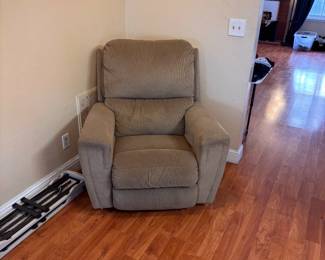 Price: $150
Genuine La-Z-Boy recliner in soft camel-colored fabric. Classic comfort with the trusted quality of La-Z-Boy — this chair features smooth manual reclining and plush cushion support. Lightly used and in excellent condition with no stains, sagging, or damage.
Perfect for a living room, den, or reading corner.