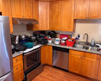 Kitchenware clearance — pots, pans, bakeware & gadgets (excludes built-ins).