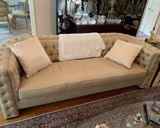 Curved back tufted sofa i linen