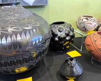 Large urn by Esperanza Tena. Mata Ortiz pottery, including large scale works by Esperanza Tena, Ismael Sandoval, Octavio “Tavo” Silveira, Lydia Quezada, Aide Gonzales, Paty Ortiz, Lucie Zete, Manuel Martin Rios and more.