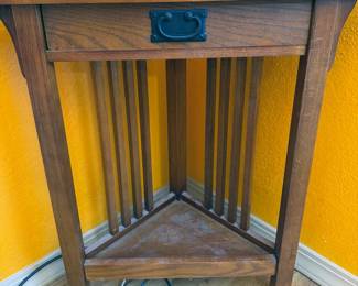 Corner table