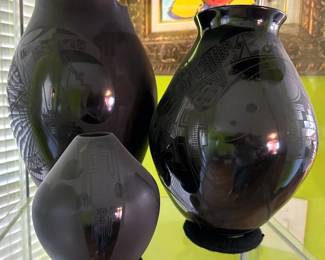 Large urns in back by Lydia Quezada, sister of Juan Quezada. Mata Ortiz pottery, including large scale works by Esperanza Tena, Ismael Sandoval, Octavio “Tavo” Silveira, Lydia Quezada, Aide Gonzales, Paty Ortiz, Lucie Zete, Manuel Martin Rios and more.