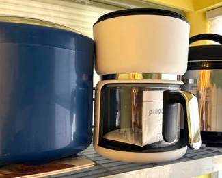 Kitchen appliances: breadmaker, pressure cooker