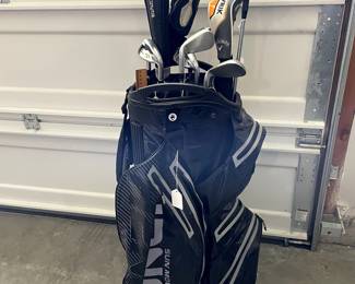 Assorted gold clubs