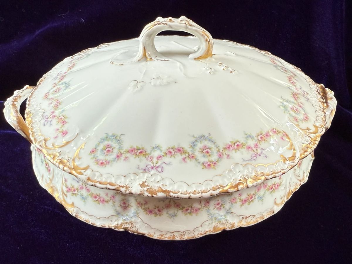 Theodore Haviland Limoges "Schleiger 330" Covered Casserole Dish
