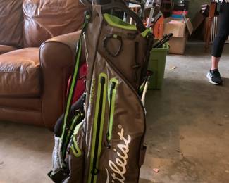 #175 Titleist Golf Bag w/Nike Titleist and Taylormade Golf Clubs $40.00