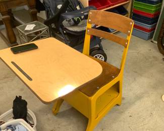 #88 American Desk the Cruisader Childs Desk $25.00