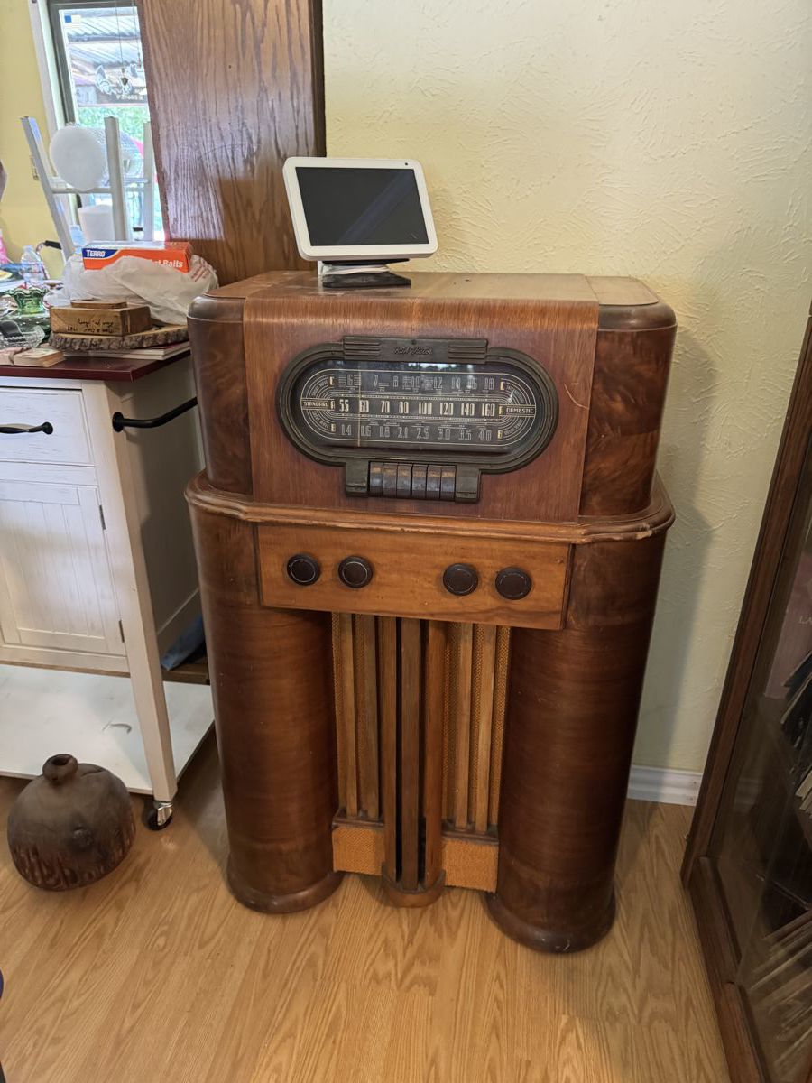 Vintage RCA Victor Floor Model Radio (works)