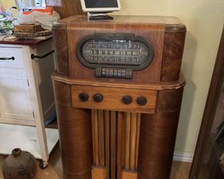Vintage RCA Victor Floor Model Radio (works)