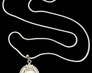 Mother of Pearl Pendant Necklace