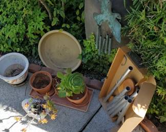 JH143Miscellaneous Garden pots and chimes