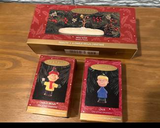 Peanuts A Charlie Brown Christmas Snow Scene & Ornaments