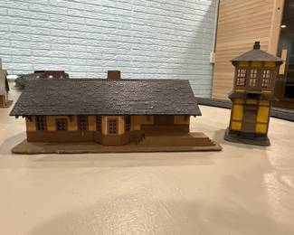 Ho Scale Train Station & Signal Tower 2-piece Vintage Set